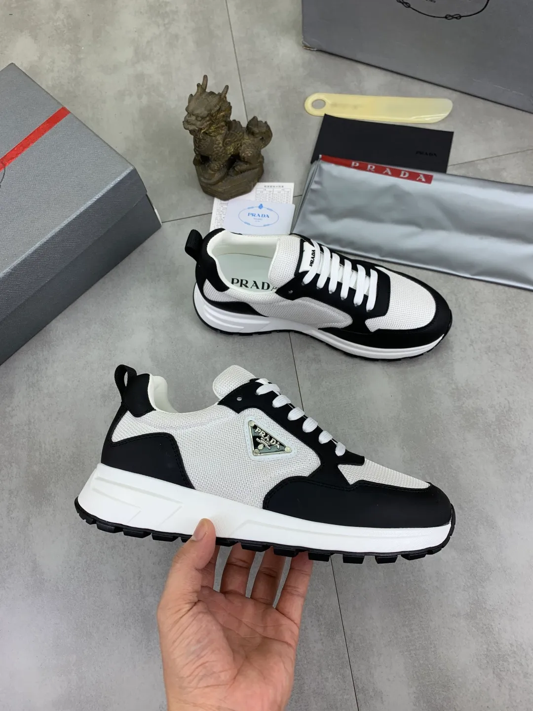 Men's shoes 💰P560💰[New style] popular models are on the official website, 🆘 Trendy brand (Prada) mainly promotes popular models, avant-garde and versatile fashion men's shoes private version mold opening, cowhide surface splicing 1:1.. Fashionable and simple, original imported cowhide lining cowhide feet; the atmosphere and personality are more fashionable, eye-catching and pursuing class. It will subvert the old idea and be a must-have for fashionistas with you! Must keep it for yourself! Tall and comfortable, large and low, high-end quality workmanship. Code number: 38-45 3️⃣optional.